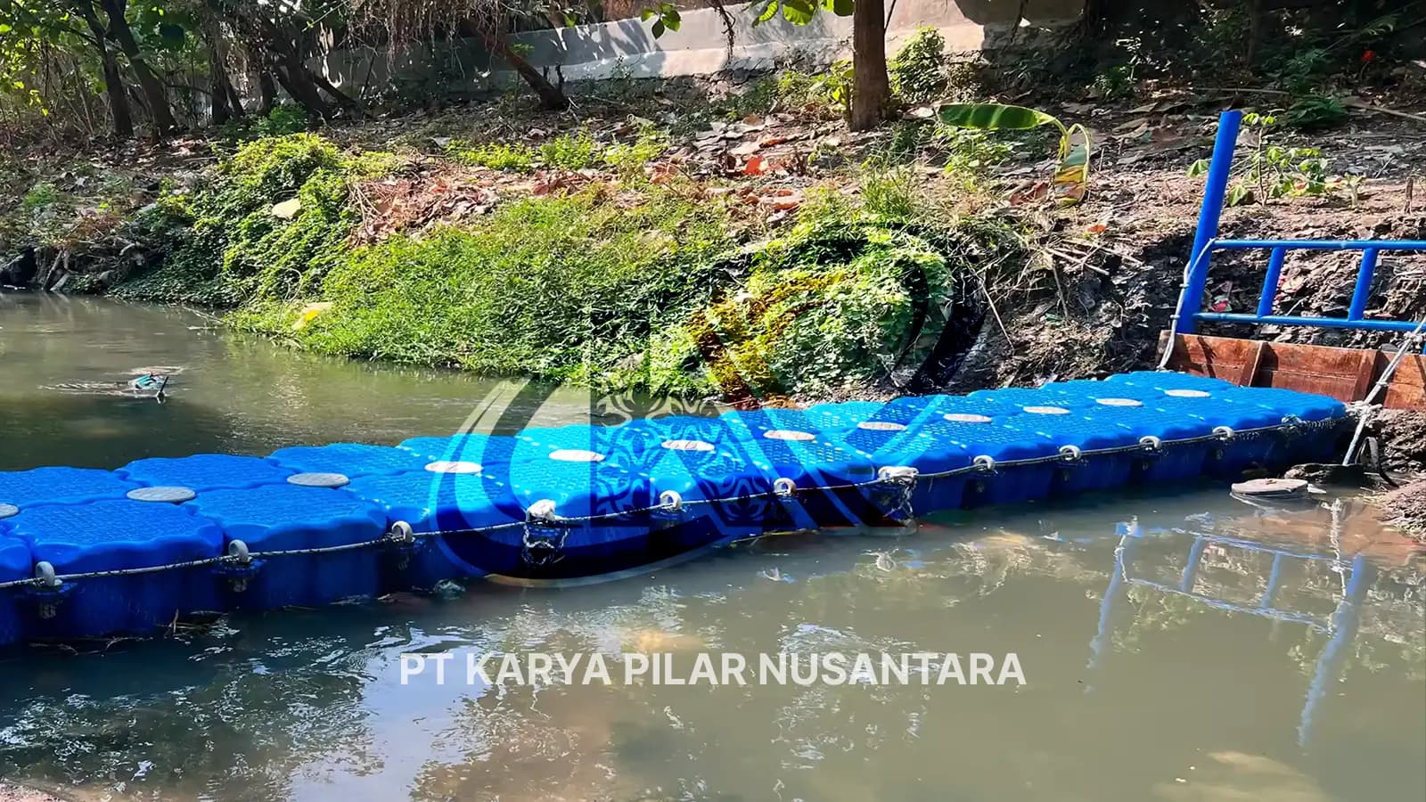 Penggunaan Kubus Apung untuk Trash Barrier