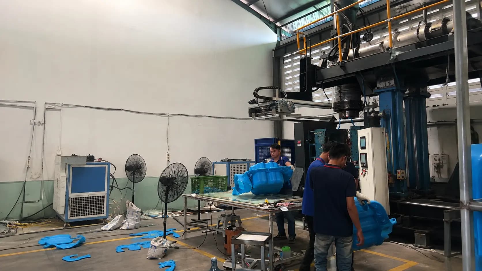 Aktivitas produksi Kubus Apung HDPE di pabrik yang terhubung dengan Karya Pilar Nusantara